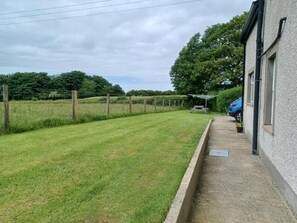 Property grounds - Portrush Country Cottage with sea views. Perfectly situated for sightseeing. (Coleraine)