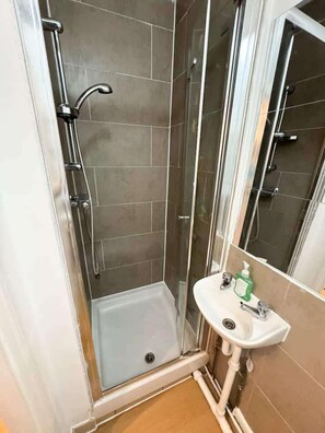 Bruser, hårtørrer, håndklæder