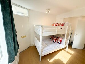 1 bedroom, iron/ironing board, free WiFi, bed sheets - Central Studio Near Clapham Tube Station (London)