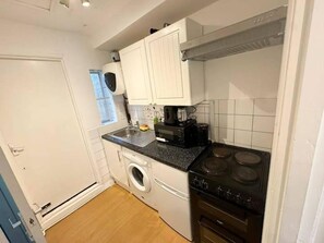 Køleskab, mikrobølgeovn, ovn, elkedel