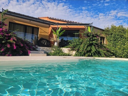 Villa familiale, chaleureuse au calme absolu avec piscine au sel et grand jardin