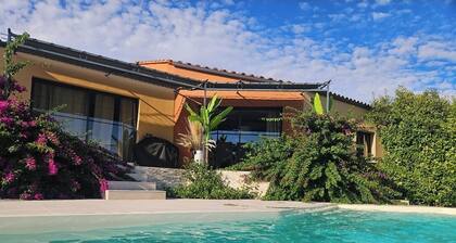 Villa familiale, chaleureuse au calme absolu avec piscine au sel et grand jardin
