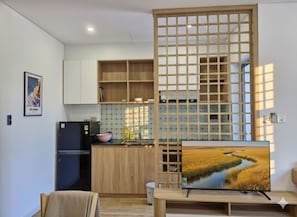 Buzdolabı, set üstü ocak, elektrikli su ısıtıcısı