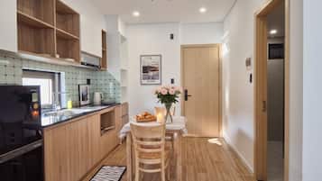 Jääkaappi, liesi, vedenkeitin, keittoastiat/astiat/ruokailuvälineet