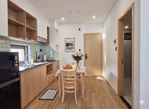 Buzdolabı, set üstü ocak, elektrikli su ısıtıcısı