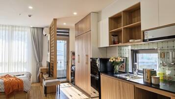 Elite-Studio, Balkon | Schreibtisch, laptopgeeigneter Arbeitsplatz, kostenloses WLAN