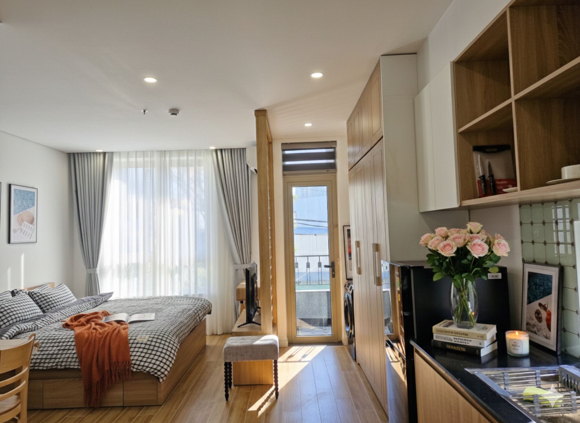 Desk, laptop workspace, free WiFi, bed sheets