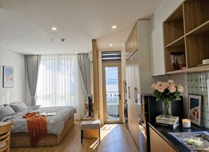 Een bureau, een laptopwerkplek, gratis wifi, beddengoed