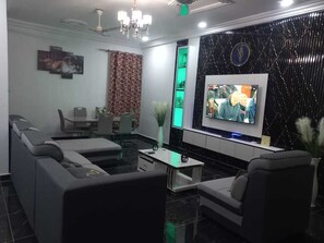 Smart TV - Eddies  2 Bedroom Apartment with Fast Wifi close to Mall and Kokrobite Beach. (Greater Accra Region)