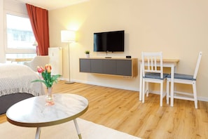 Deluxe-huoneisto, kaupunkinäköala | Kannettavalle tietokoneelle sopiva työtila, ilmainen Wi-Fi