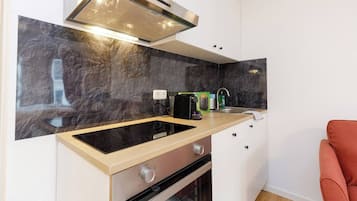 Deluxe-huoneisto, kaupunkinäköala | Yksityinen keittiö | Minijääkaappi, mikroaaltouuni, uuni, liesi