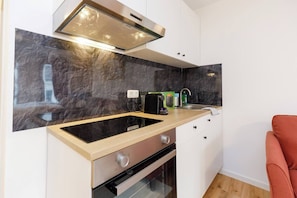 Deluxe-huoneisto, kaupunkinäköala | Yksityinen keittiö | Minijääkaappi, mikroaaltouuni, uuni, liesi