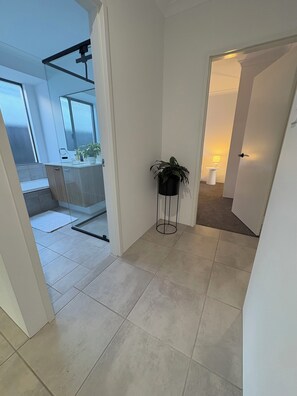 Hair dryer, towels, soap, shampoo - Innerbloom Stay Busselton - Guest House (West Busselton)