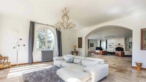 Smart TV, fireplace, table football, computer monitors - Bastide Sainte Marie (Large 800m2 property in Provence, sleeps 14-16) (Mallemort)
