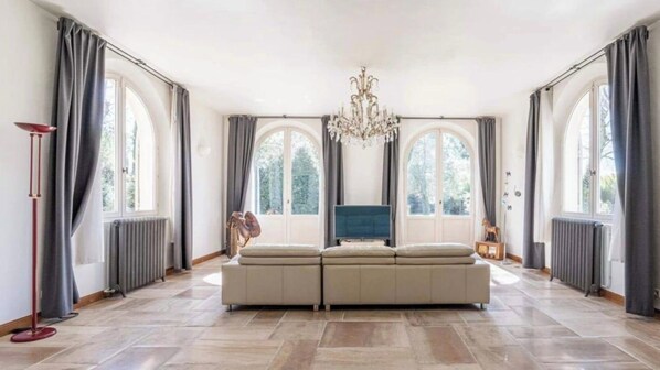 Interior - Bastide Sainte Marie (Large 800m2 property in Provence, sleeps 14-16) (Mallemort)