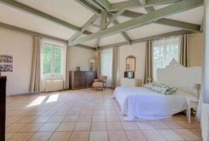 7 habitaciones, escritorio y tabla de planchar con plancha