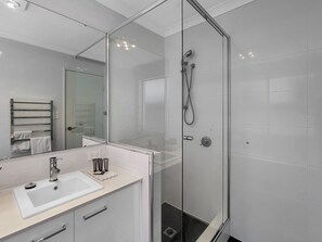 Apartment | Bathroom - Spacious 3-bed Home in Leafy Yokine (Perth)