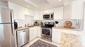 Køleskab, mikrobølgeovn, ovn, kogeplade