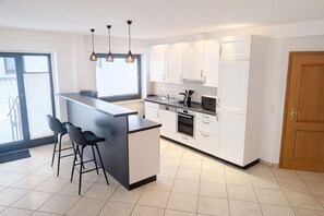 Private kitchen - Relax & Work Apartment - Bright and comfortable with plenty of space for kids too (Solingen)