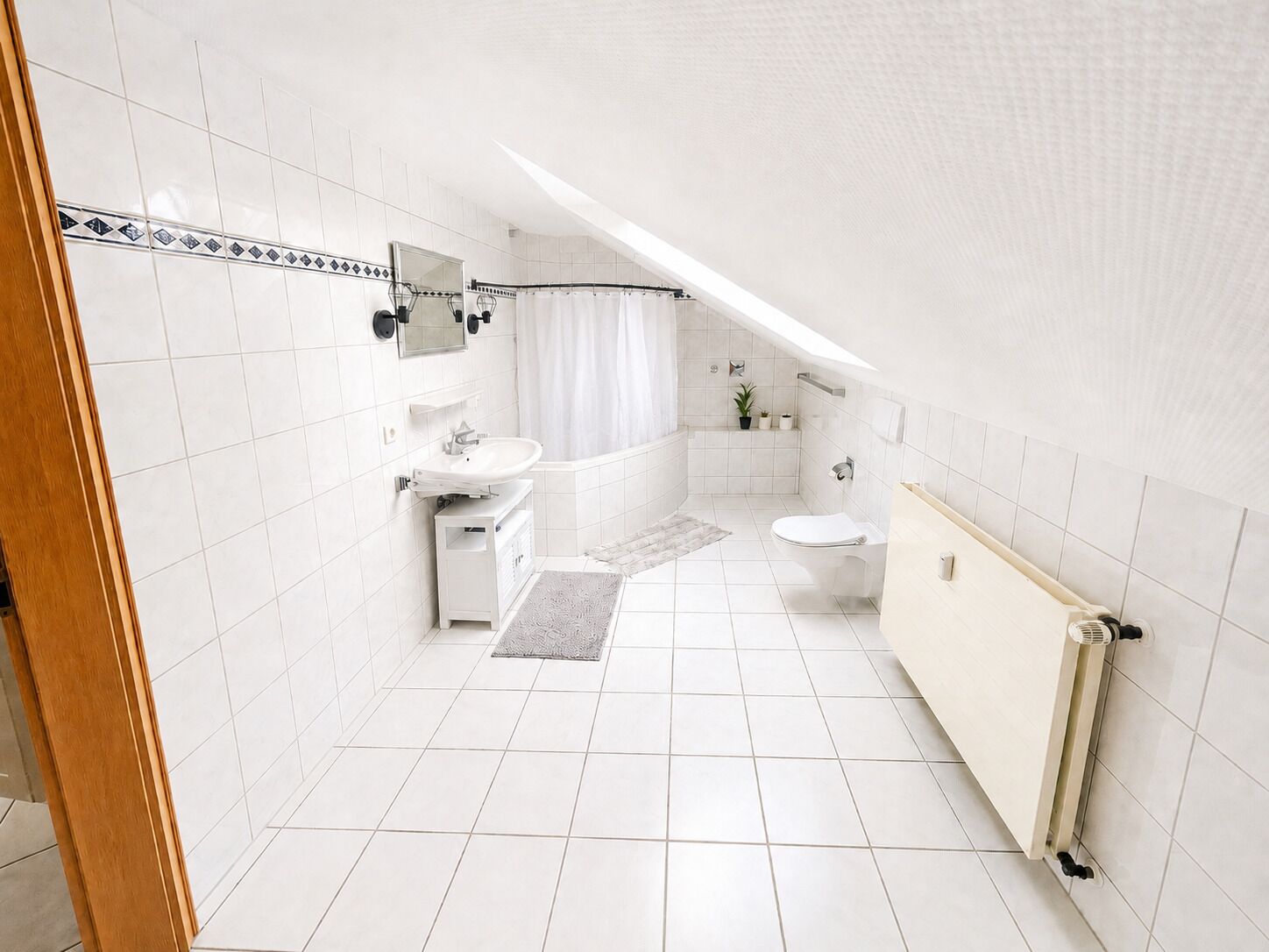 Een haardroger, zeep, toiletpapier