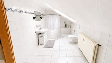 Een haardroger, zeep, toiletpapier