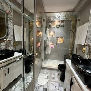 Hårtørrer, bidet, håndklæder, Sæbe