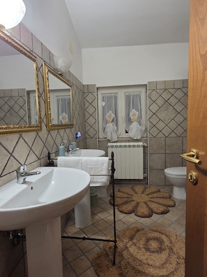 Dutxa, assecador de cabells, bidet i tovalloles 