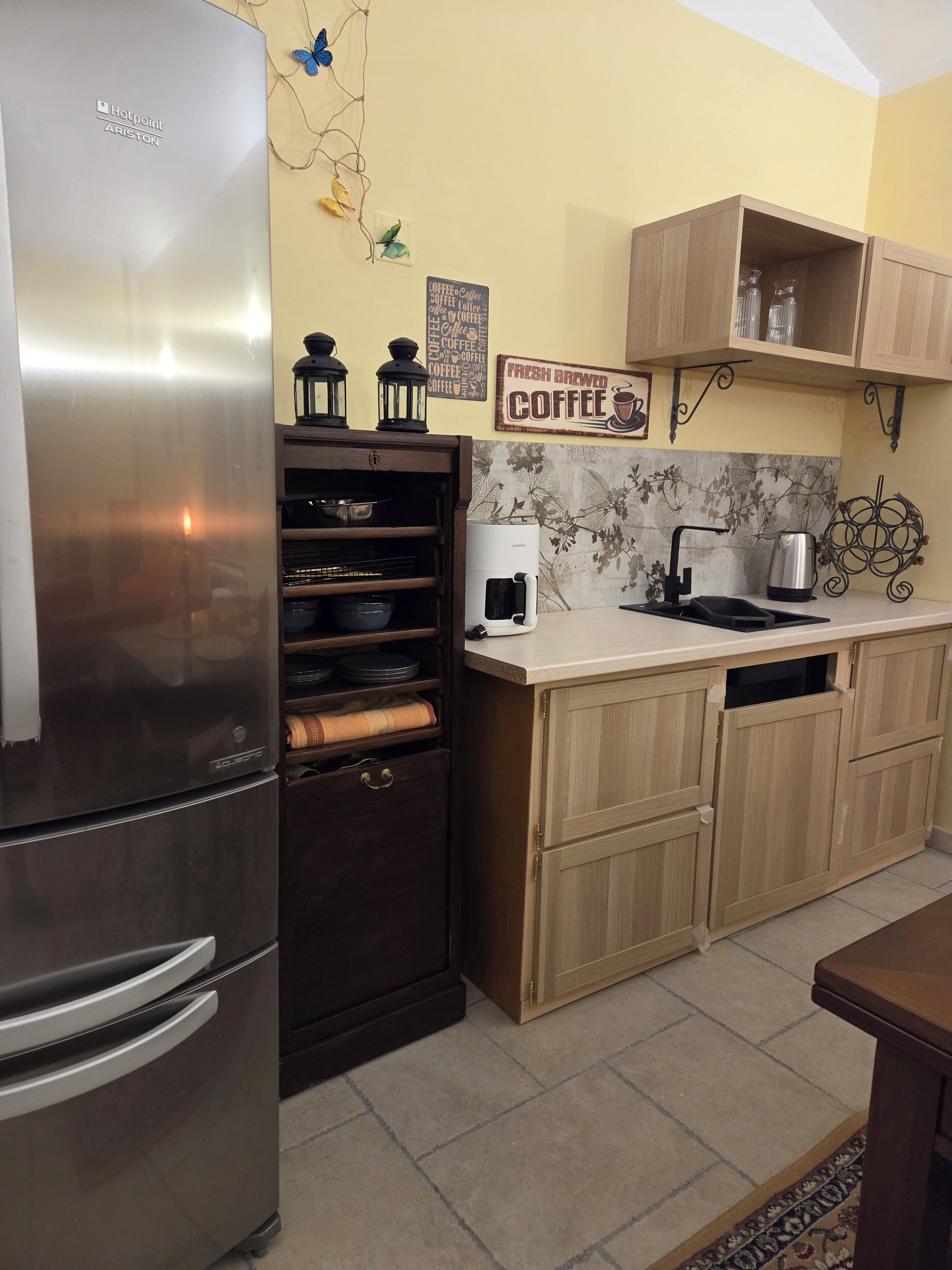 Kjøleskap, mikrobølgeovn, ovn og kaffetrakter/tekoker