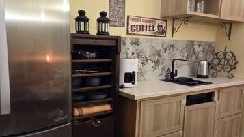 Kjøleskap, mikrobølgeovn, ovn og kaffetrakter/tekoker