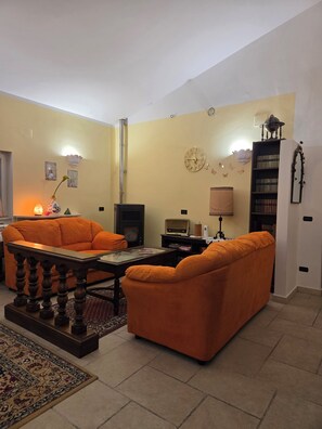 Smart TV, DVD player, books - The relaxation of Ciociaria nature at Farfalle in fiore Guesthouse (Lazio)