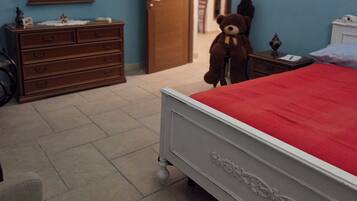 2 soverom, skrivebord, strykejern/-brett og wi-fi