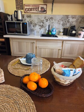 Fridge, microwave, oven, coffee/tea maker - The relaxation of Ciociaria nature at Farfalle in fiore Guesthouse (Lazio)