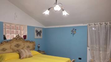 2 bedrooms, desk, iron/ironing board, WiFi