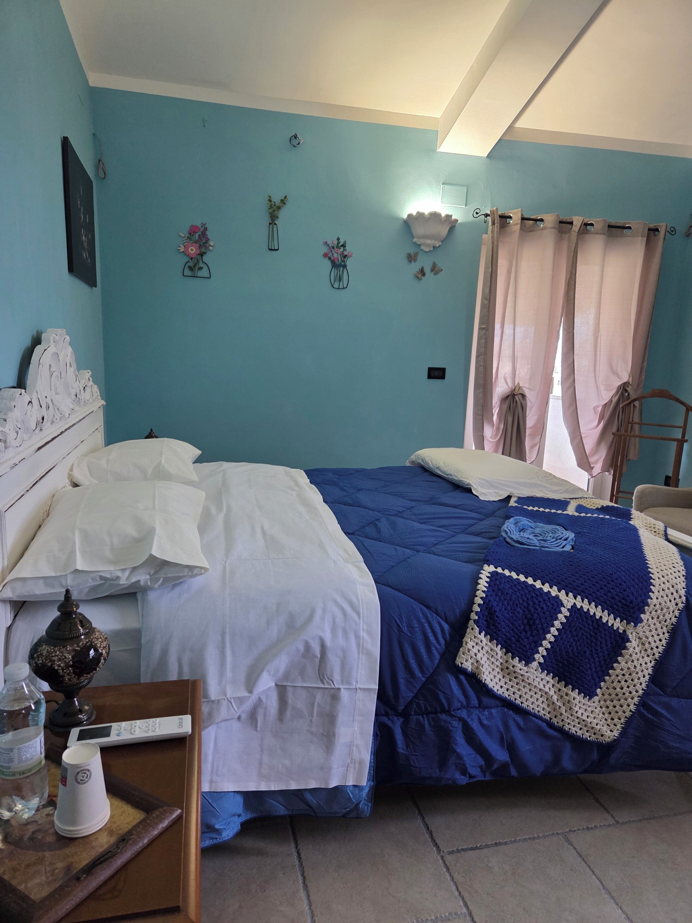 Desk, iron/ironing board, WiFi, bed sheets