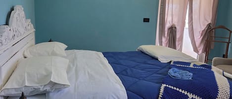 2 bedrooms, desk, iron/ironing board, WiFi