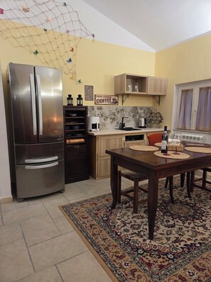 Kühlschrank, Mikrowelle, Ofen, Wasserkocher mit Kaffee-/Teezubehör