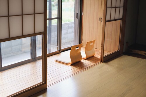 Within a 10-minute walk from the Shinkansen station (Nasushiobara Station), the inn is sunny and has a sunken kotatsu for relaxing! Convenience stores and a supermarket are within a 3-minute walk!