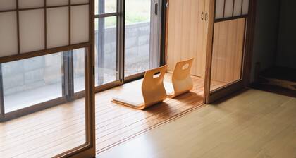 Within a 10-minute walk from the Shinkansen station (Nasushiobara Station), the inn is sunny and has a sunken kotatsu for relaxing! Convenience stores and a supermarket are within a 3-minute walk!