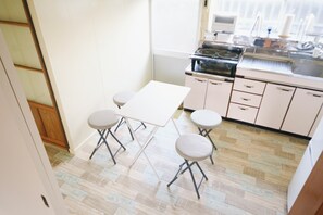 Private kitchen - Within a 10-minute walk from the Shinkansen station (Nasushiobara Station), the inn is sunny and has a sunken kotatsu for relaxing! Convenience stores and a supermarket are within a 3-minute walk! (那須塩原市)
