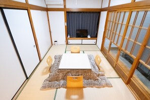 Dining - Within a 10-minute walk from the Shinkansen station (Nasushiobara Station), the inn is sunny and has a sunken kotatsu for relaxing! Convenience stores and a supermarket are within a 3-minute walk! (那須塩原市)