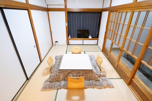 Within a 10-minute walk from the Shinkansen station (Nasushiobara Station), the inn is sunny and has a sunken kotatsu for relaxing! Convenience stores and a supermarket are within a 3-minute walk!