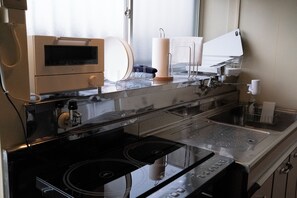 Private kitchen - Within a 10-minute walk from the Shinkansen station (Nasushiobara Station), the inn is sunny and has a sunken kotatsu for relaxing! Convenience stores and a supermarket are within a 3-minute walk! (那須塩原市)