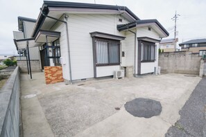 Exterior - Within a 10-minute walk from the Shinkansen station (Nasushiobara Station), the inn is sunny and has a sunken kotatsu for relaxing! Convenience stores and a supermarket are within a 3-minute walk! (那須塩原市)
