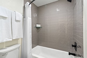 Toallas, jabón, papel de baño 