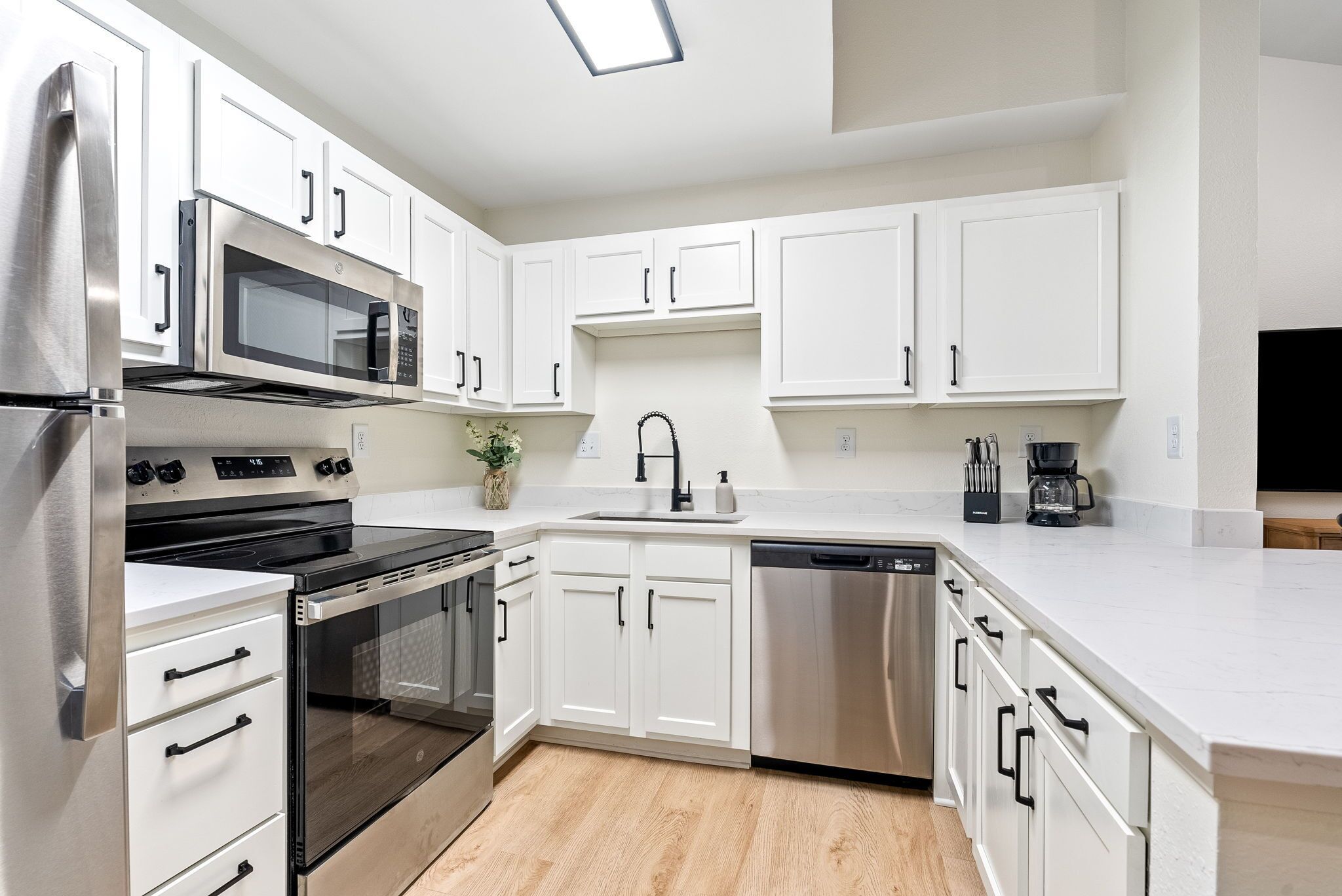 Mikrobølgeovn, ovn, kokeplater og oppvaskmaskin