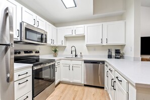 Microondas, horno, placa de cocina y lavavajillas