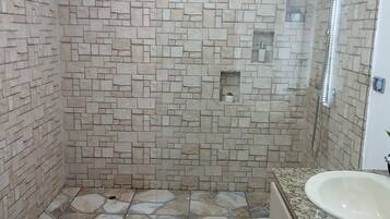Toallas, jabón, papel de baño