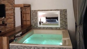 Un baño con lavamanos de loseta de piedra, un espejo empotrado y una pequeña ventana sobre el lavamanos.