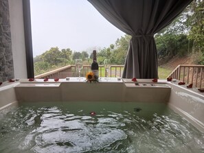Bañera de hidromasaje al aire libre