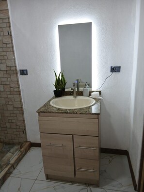 Toallas, jabón, papel de baño 